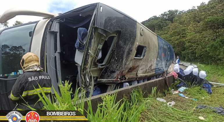 Ônibus tomba em rodovia de SP e deixa ao menos seis mortos