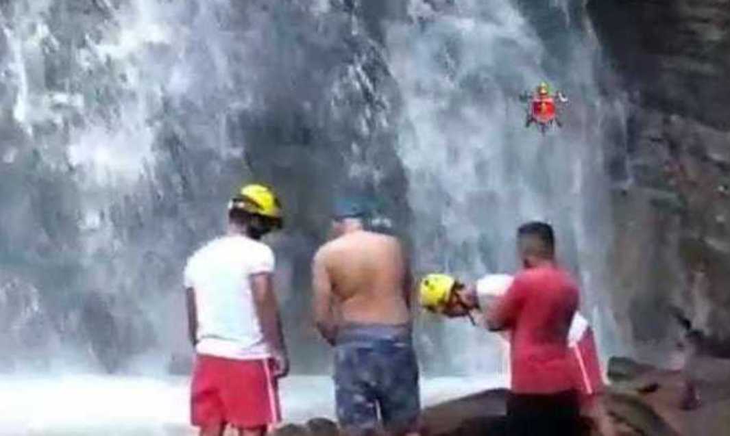 Homem tenta tirar selfie e morre ao cair em cachoeira de 30 metros