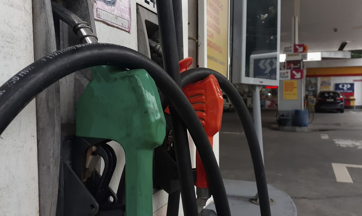 Publicada MP que retoma a cobrança de tributos sobre gasolina e álcool