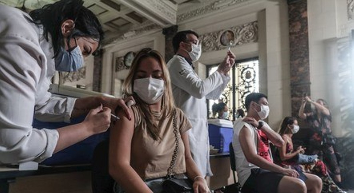 Não há casos da nova variante Ômicron identificados no Brasil, diz Ministério da Saúde