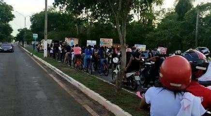 Mato Grosso | Moradores fazem manifestação para cobrar justiça por criança que morreu após ser abusada e espancada