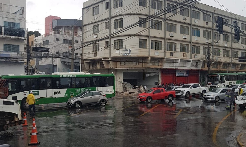 Cuiabá | Motorista de caminhão atravessa sinal vermelho, invade imóvel e bate em carro