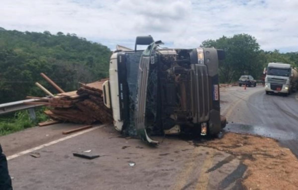 Mato Grosso | Mulher morre após carreta tombar; marido e filho ficam feridos