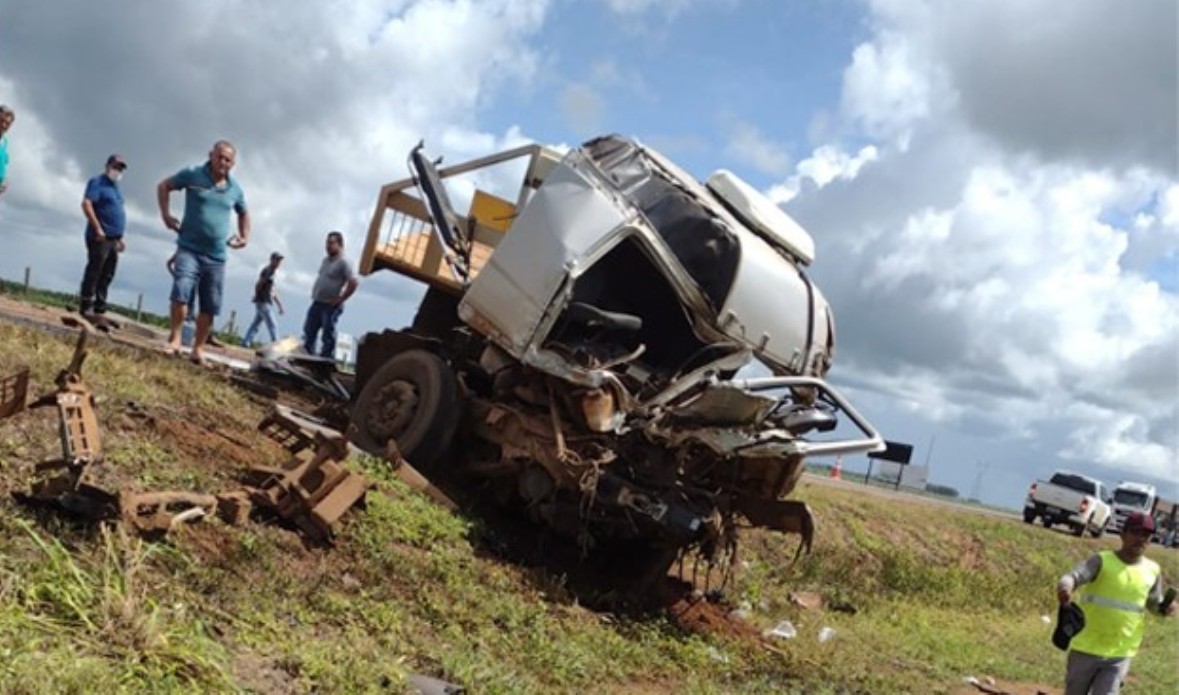 Sorriso | Grave acidente entre veículos de carga, deixa um morto e três feridos na BR-163
