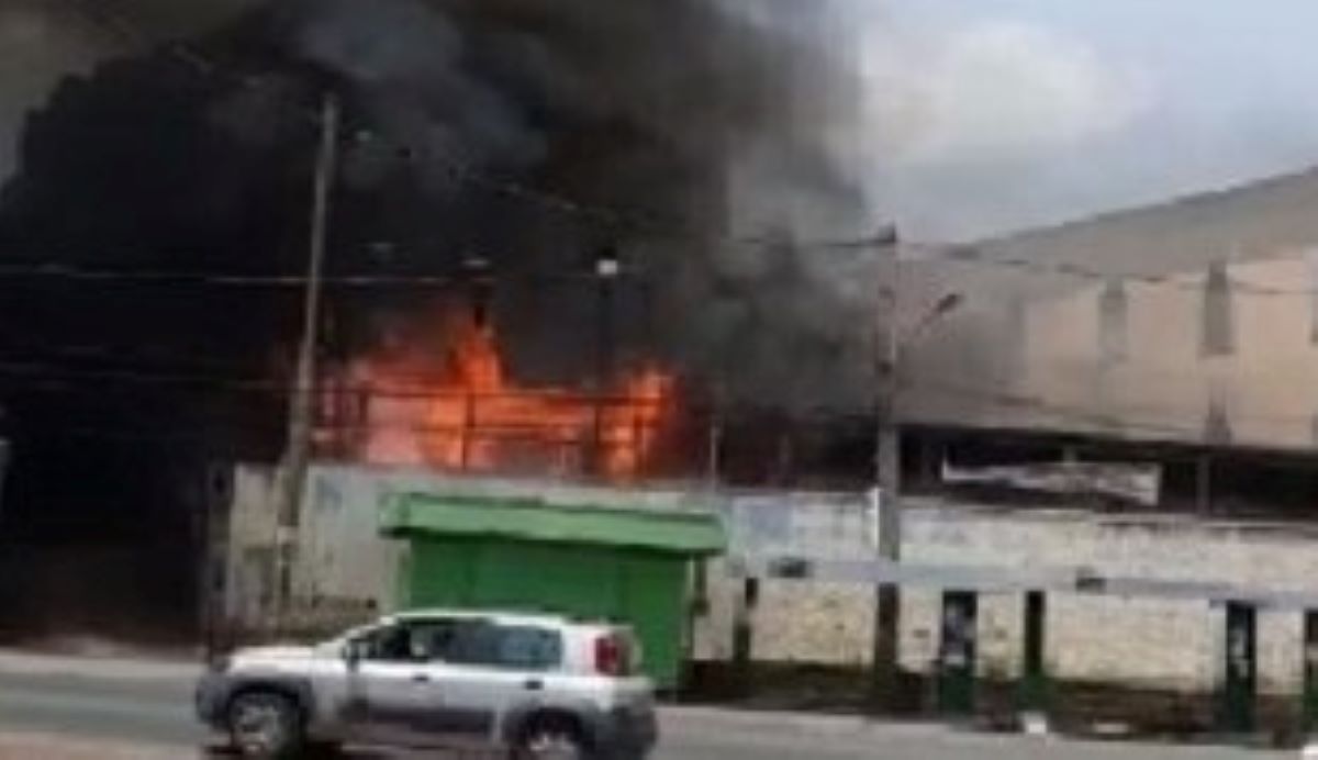 Incêndio destrói carros de estacionamento em frente à Santa Casa em Cuiabá