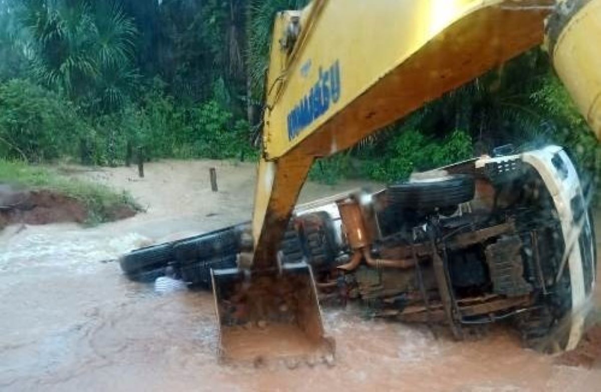 Ponte quebra e caminhão da prefeitura de Alta Floresta cai em rio