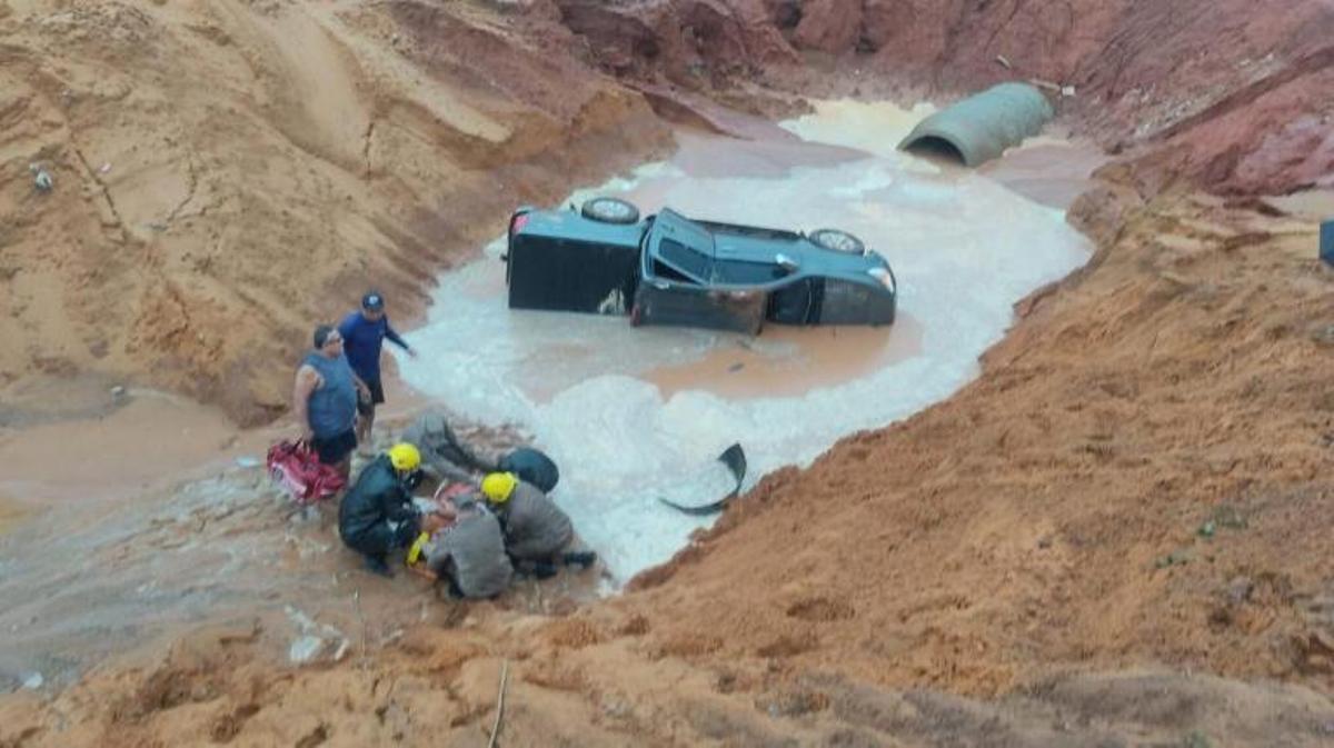 Barra do Garças | Policial fica ferido após caminhonete cair em buraco de obra
