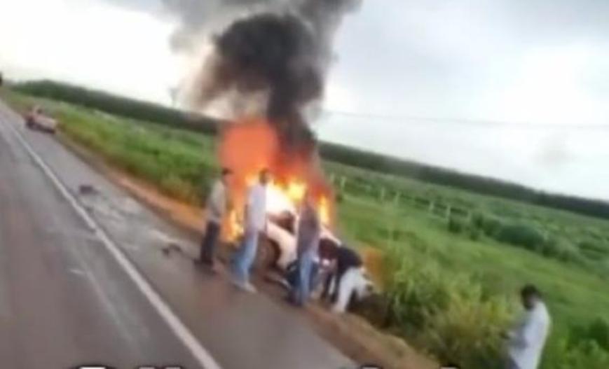 Sorriso | Um morre e dois ficam feridos após Fiat Strada bater em Duster e pegar fogo
