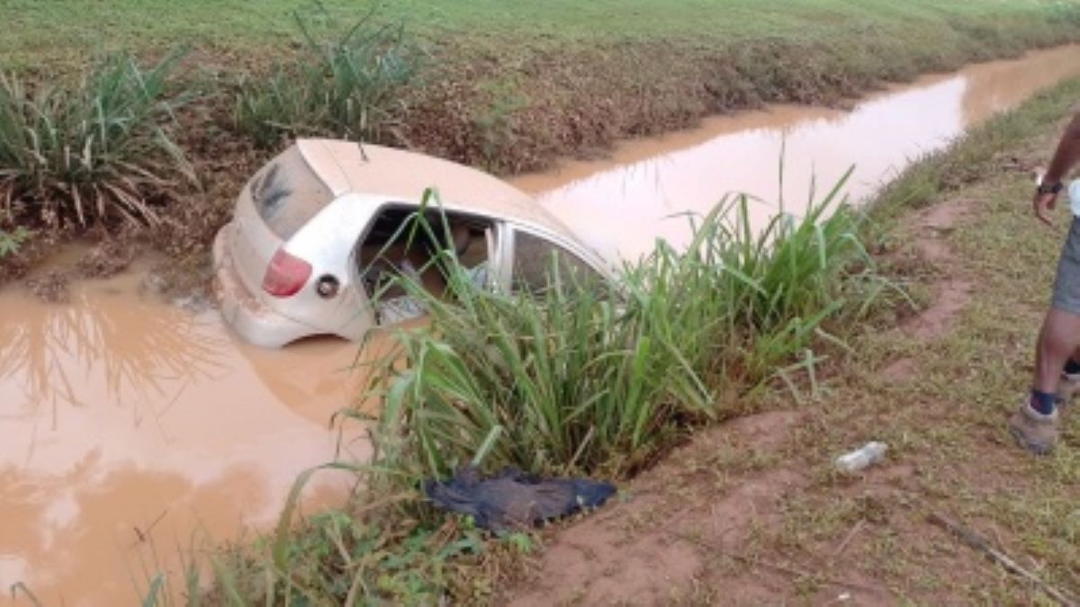 Sinop | Populares resgatam homem após carro ser arrastado para dentro de valeta durante chuva