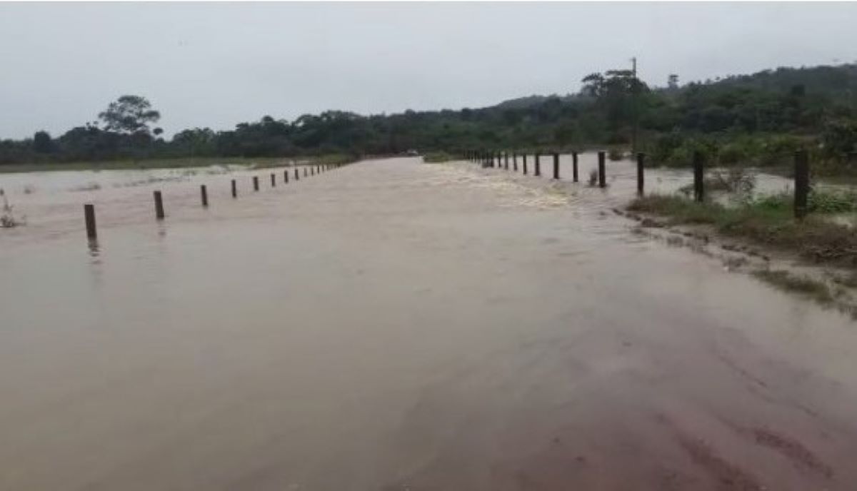 Devido a fortes chuvas, rio transborda e impede tráfego em estrada vicinal