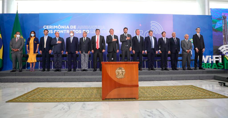 Presidente Jair Bolsonaro e ministro das Comunicações oficializam concessão do 5G