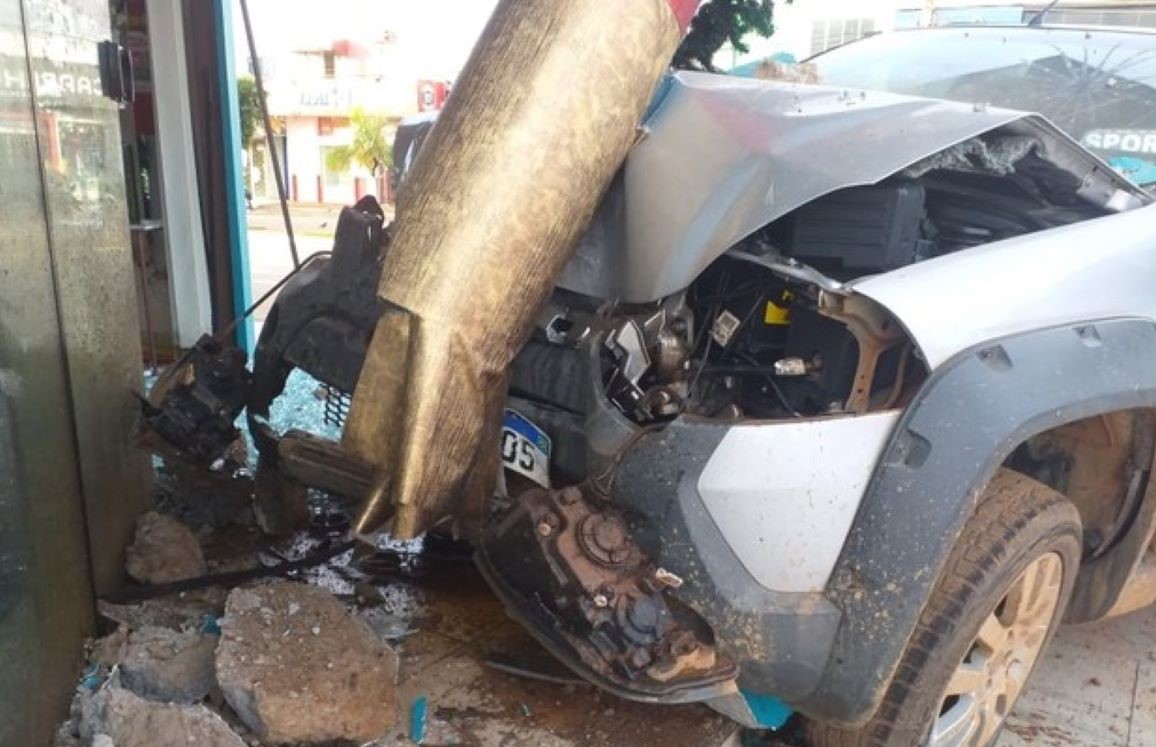 Motorista perde controle da direção e carro invade loja em Paranatinga