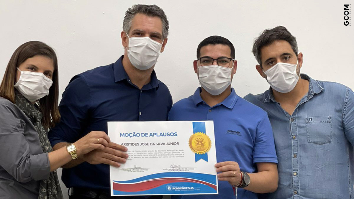 UFR encerra vacinação e Prefeitura homenageia profissionais e estudantes