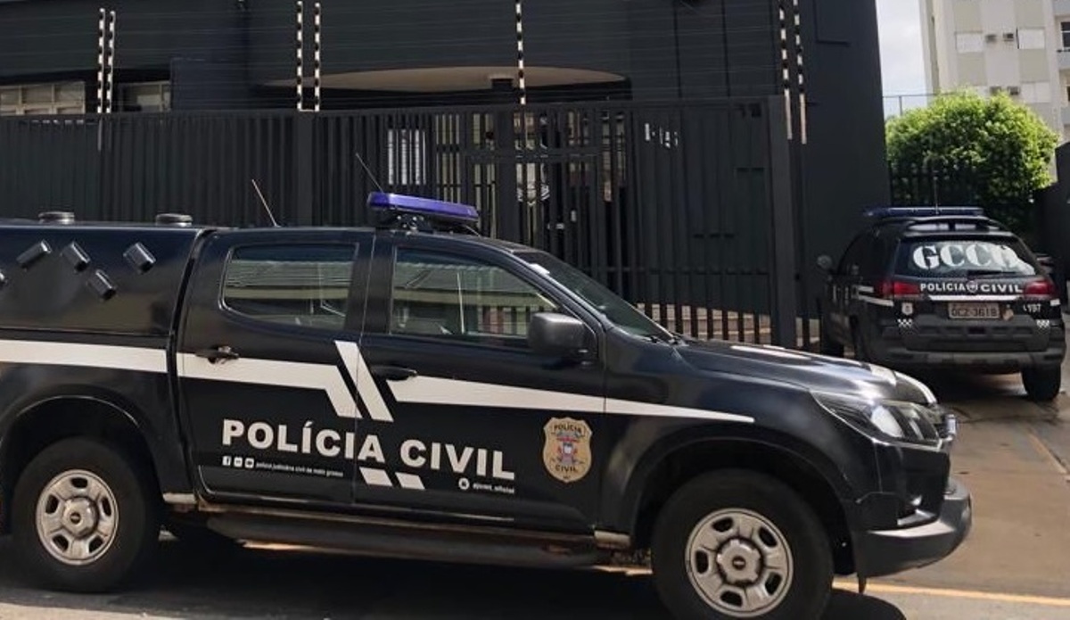 Roubo de caminhão e carga de frigorífico é esclarecido e Polícia Civil cumpre mandados contra grupo investigado