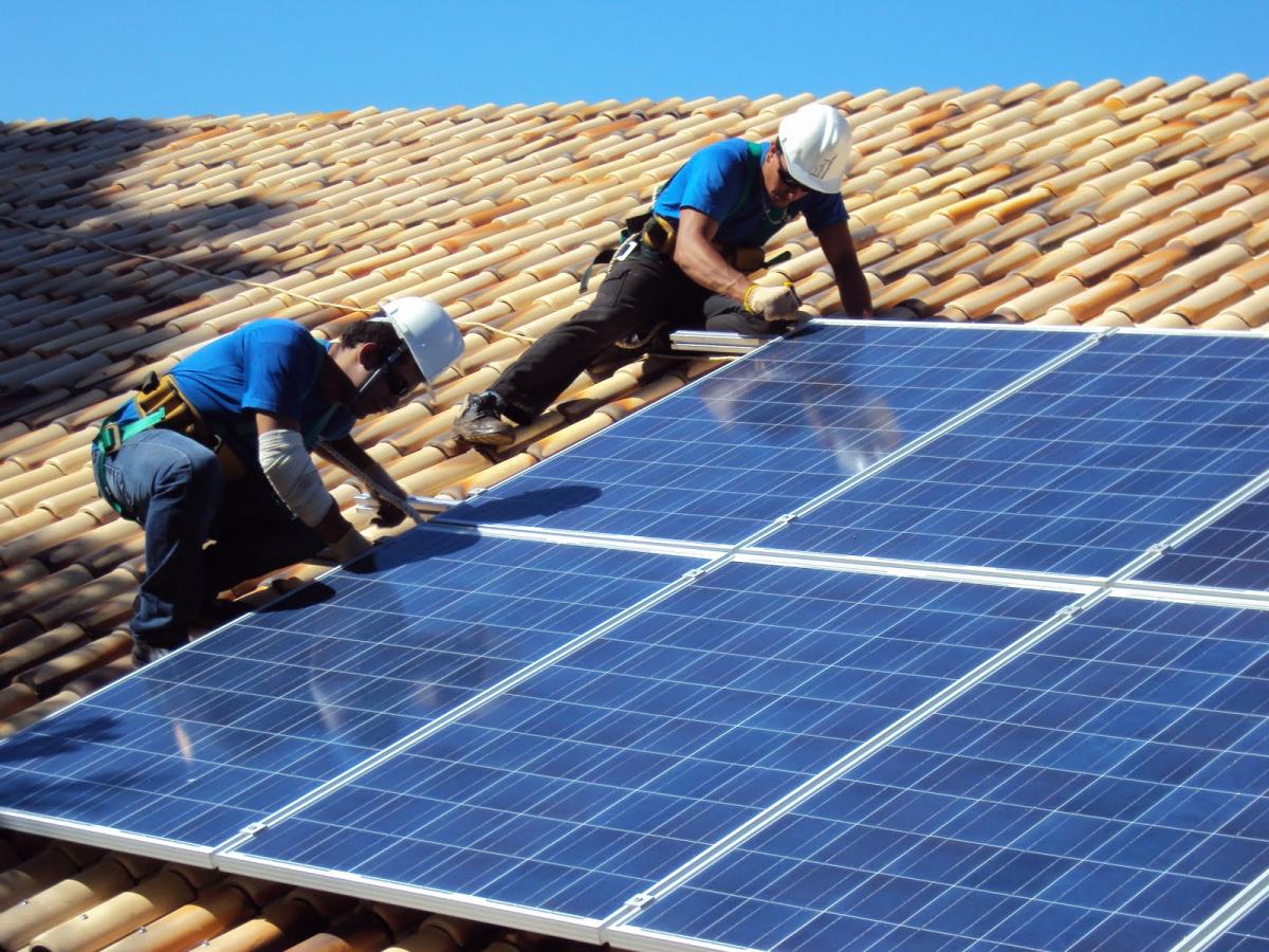 Empresa de energia fotovoltaica oferece 50 vagas gratuitas para curso de instalador de placas solares