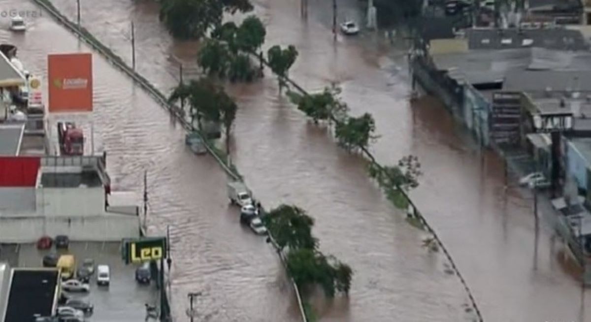 Temporal alaga estação e interdita avenida na Grande São Paulo