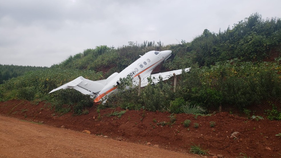 Jato executivo cai em barranco no aeroporto do RS após não parar na pista