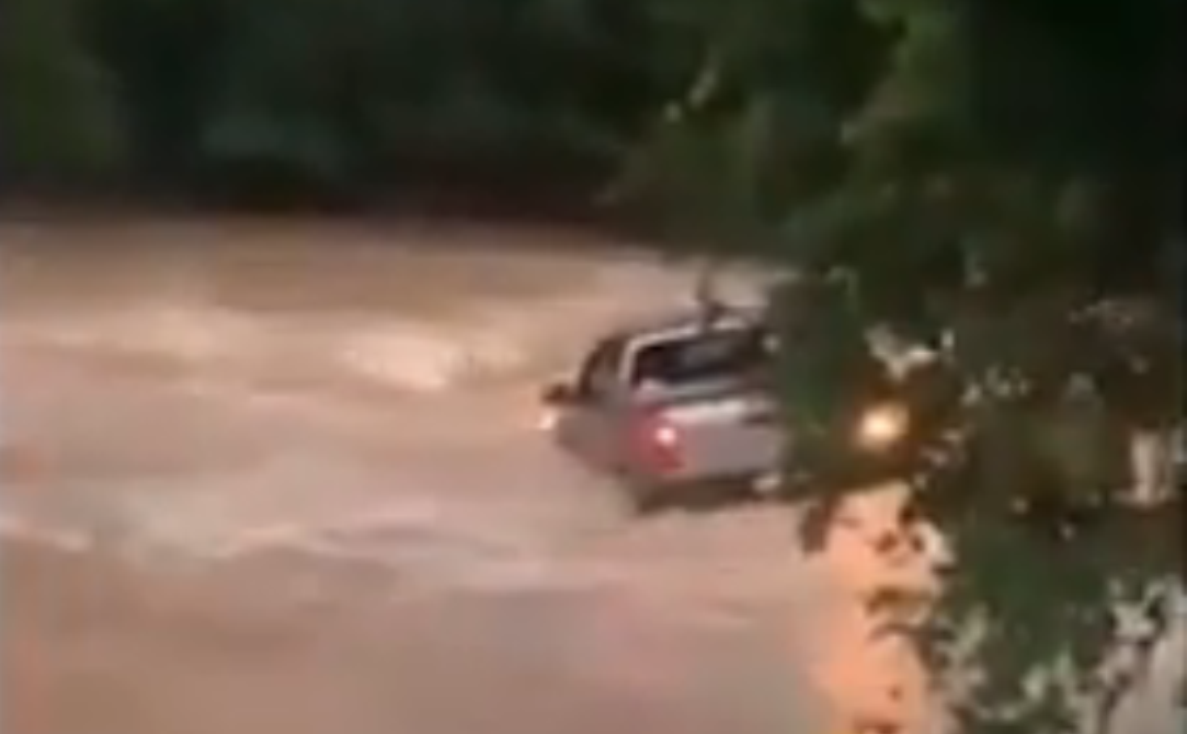 Paranatinga | Caminhonete é arrastada por enxurrada ao tentar atravessar rio