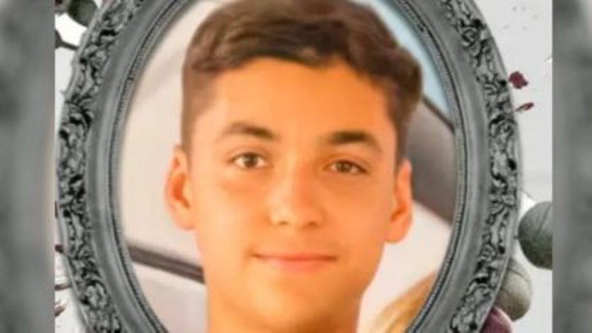 Jovem morre com descarga elétrica ao usar celular que estava carregando