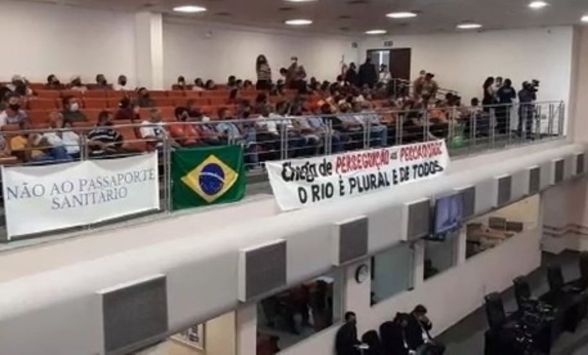 Sessão da ALMT tem protestos contra passaporte da vacina, teletrabalho para servidores e proibição de pesca