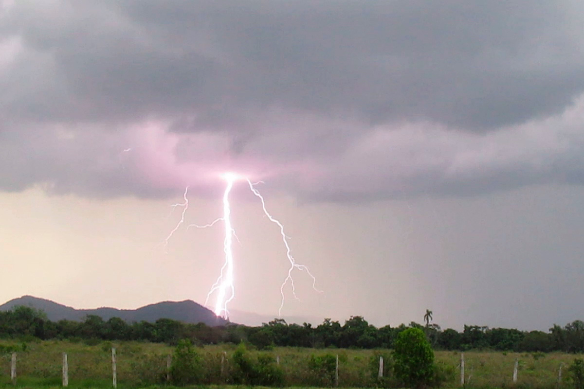 Cuiabá | Homem de 58 anos morre após ser atingido por raio enquanto trabalhava