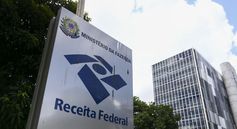 Receita Federal recebe 324 pedidos de exoneração após corte de verba
