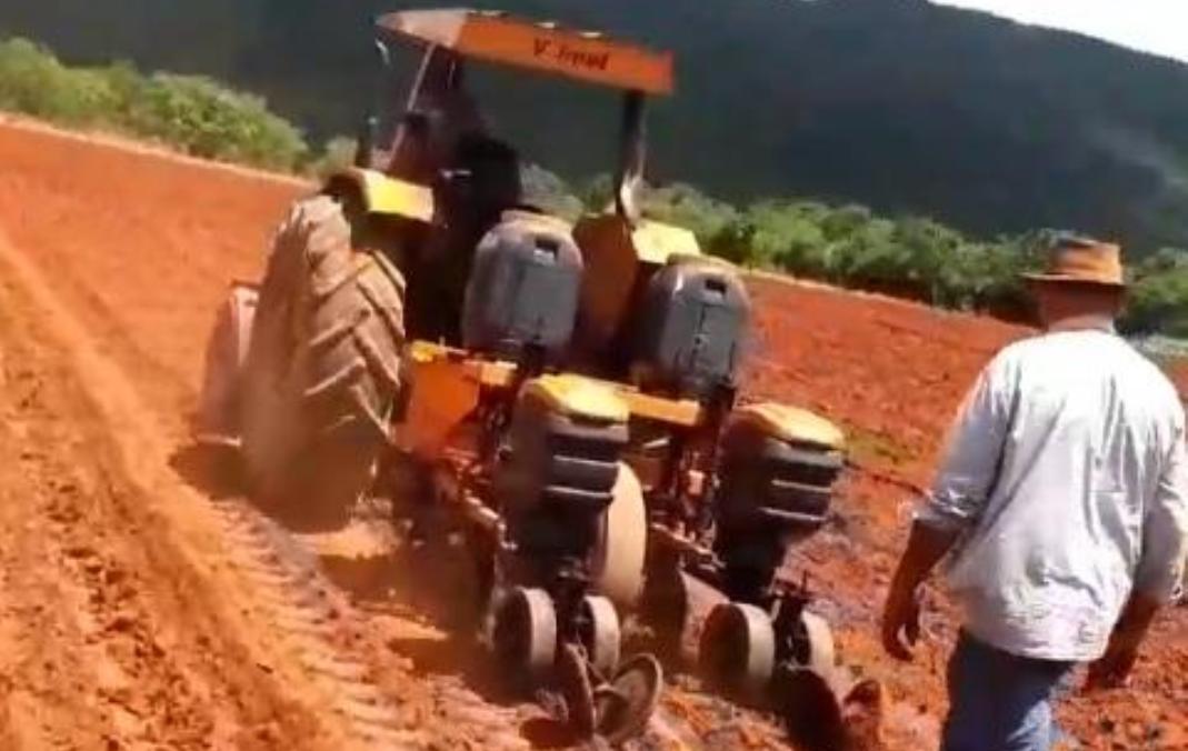 Produtor recebe orientação de regulagem de plantadeira para evitar desperdício