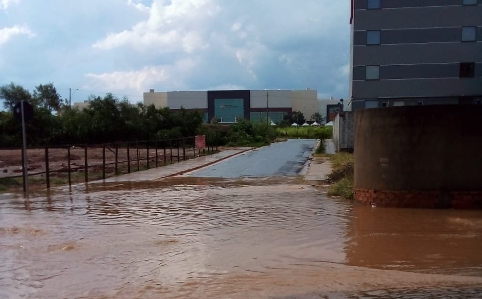 Chuva deixa ruas e avenidas alagadas em Cuiabá