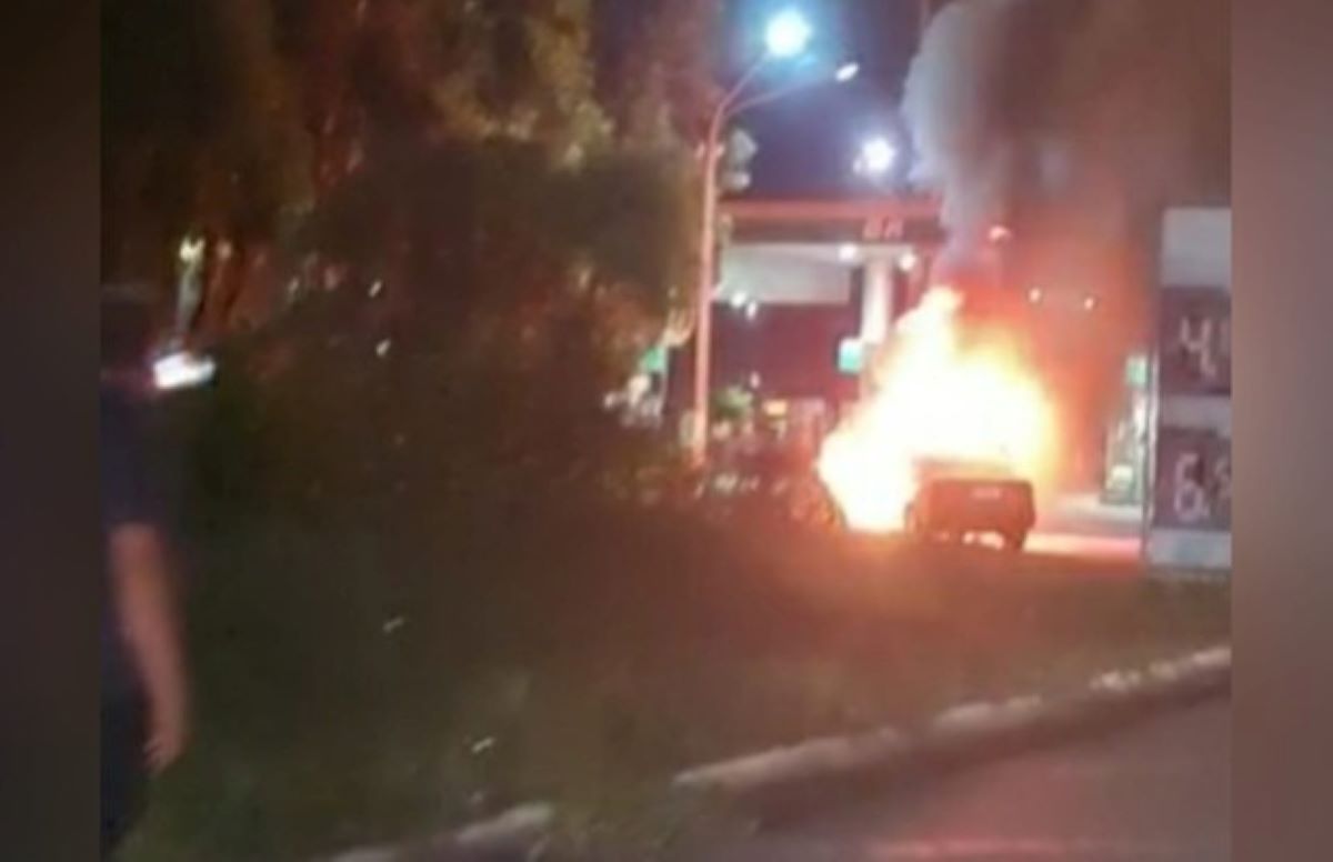 Carro pega fogo em posto localizado em uma das avenidas mais movimentadas de Cuiabá
