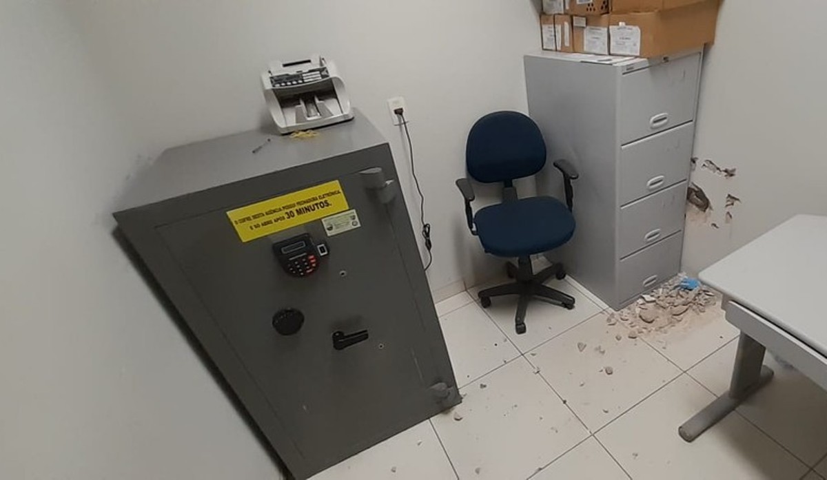 Mato Grosso | Assaltantes invadem casa ao lado de agência bancária para tentar furar parede e roubar cofre