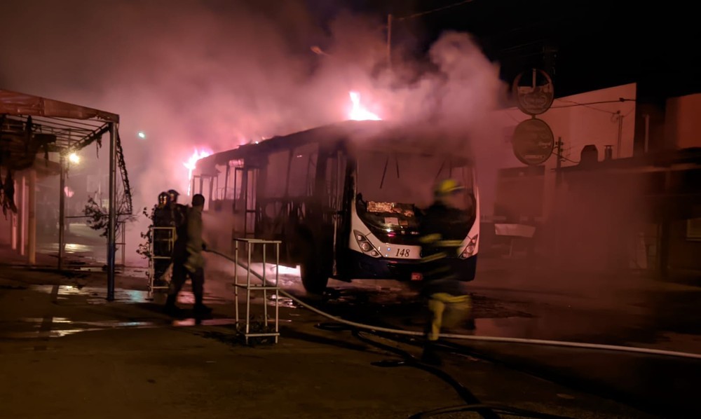 Várzea Grande | Ônibus pega fogo após carro bater em tanque de combustível