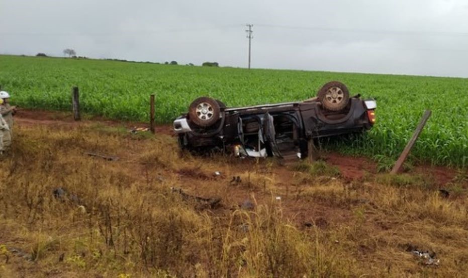 Mato Grosso | Caminhonete capota na BR-070 e motorista morre preso às ferragens