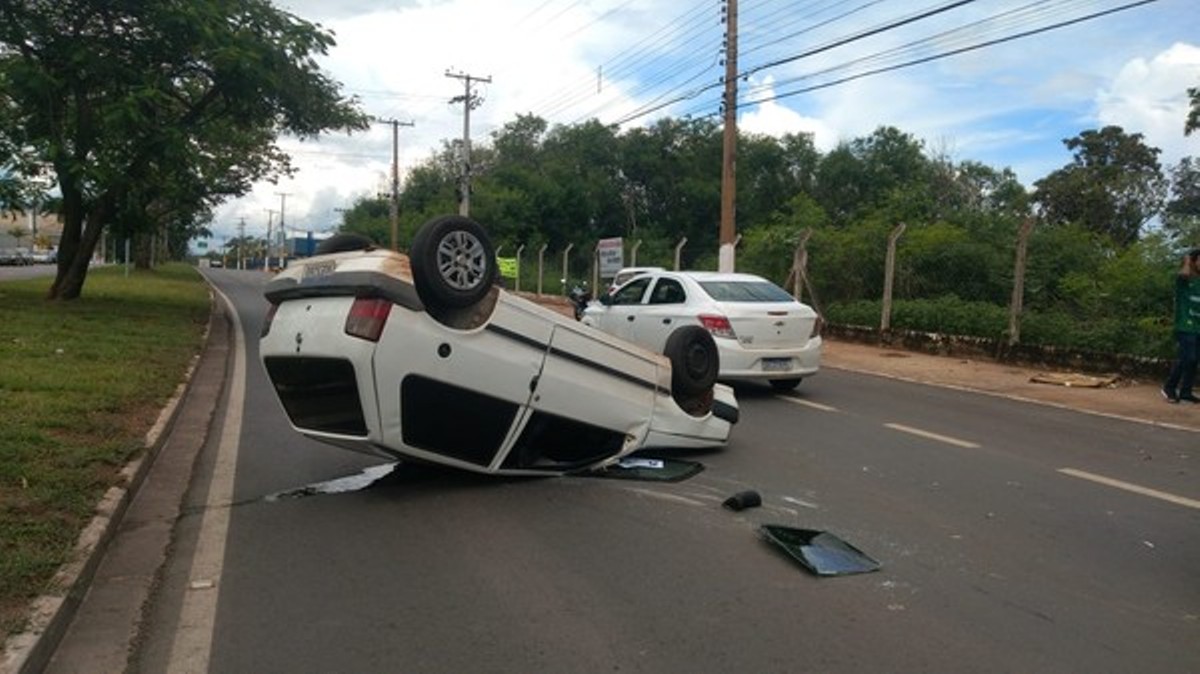 Cuiabá | Carro capota após bater em veículo parado