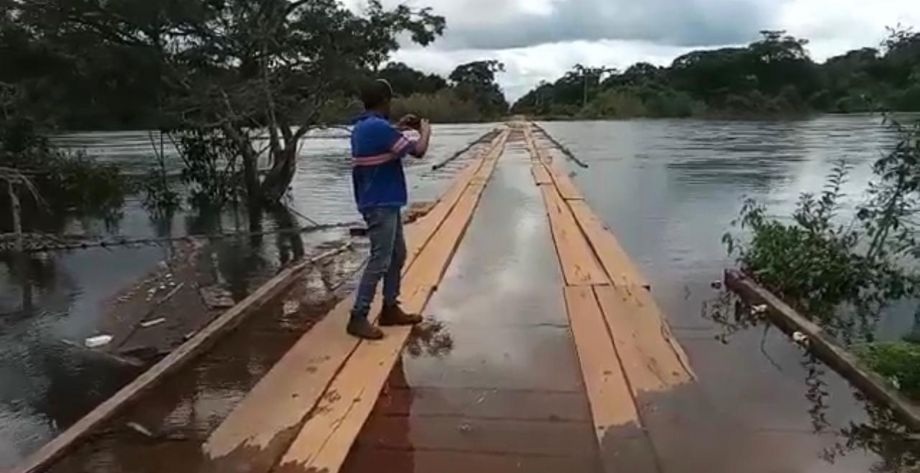 Ponte sob o Rio Fontoura fica praticamente submersa devido às chuvas