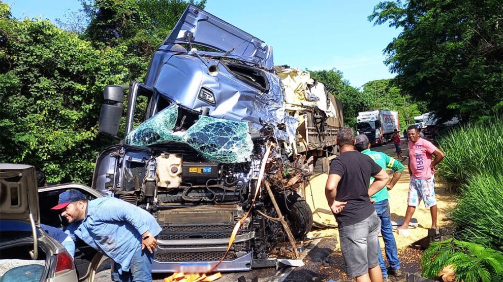 Mato Grosso | Caminhoneira fica ferida após grave acidente