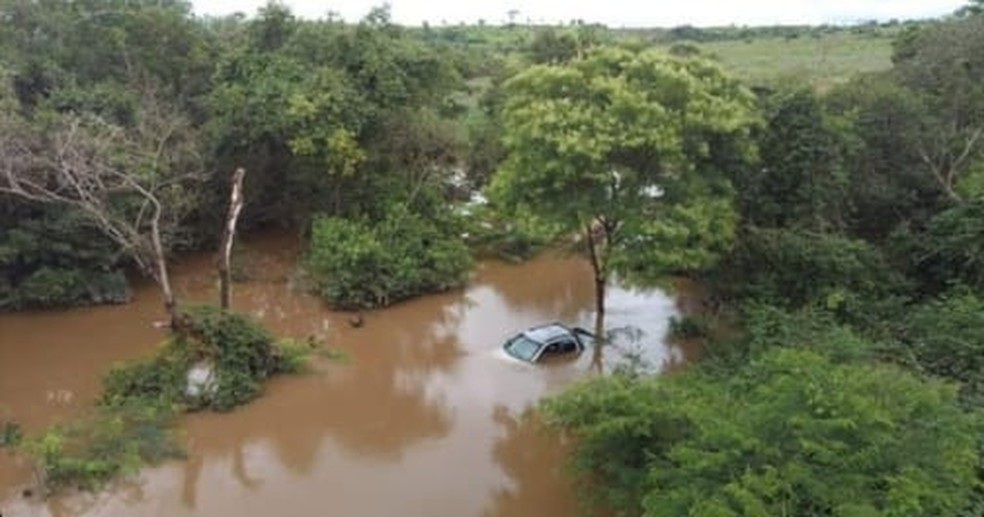 Mato Grosso | Casal é resgatado após carro ficar submerso pela água em estrada rural