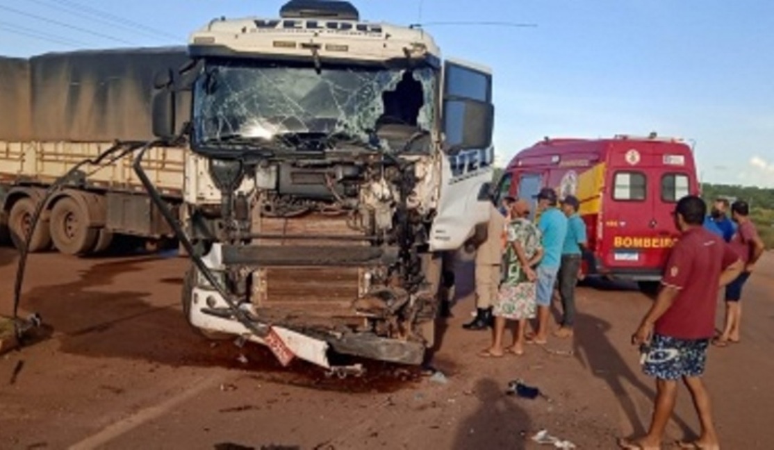 Sinop | Motorista fica ferido após bater na traseira de carreta na MT-423