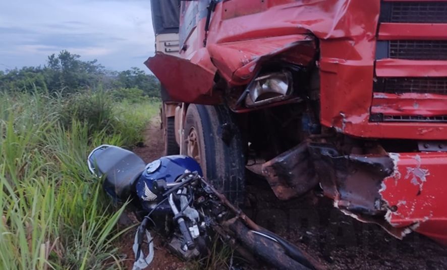 Guiratinga | Motociclista invade contramão, bate de frente com carreta e morre