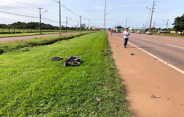 Motoqueiro morre após invadir pista e bater de frente em caminhonete