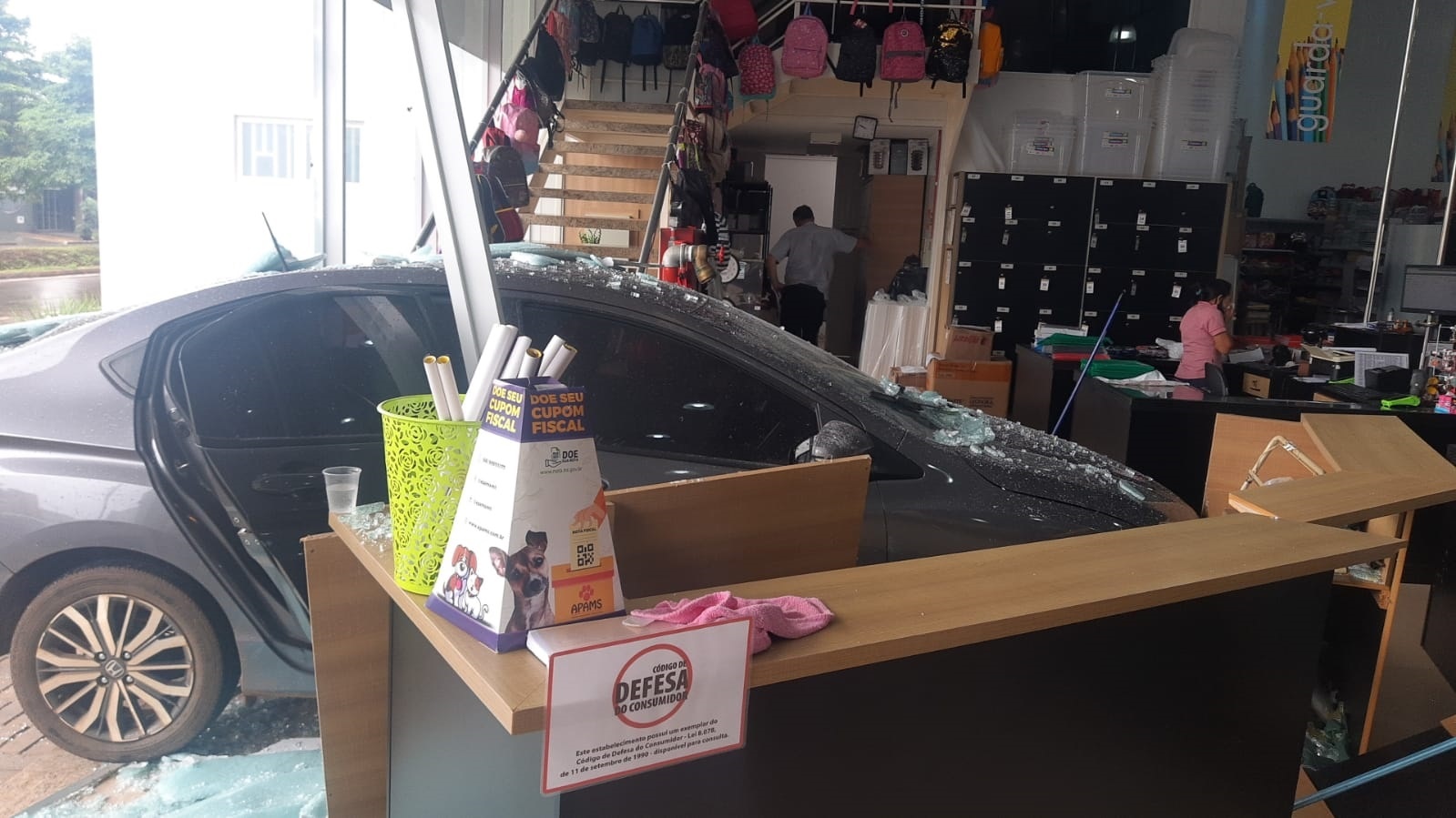 Sinop | Mulher invade papelaria com carro após confundir acelerador com freio