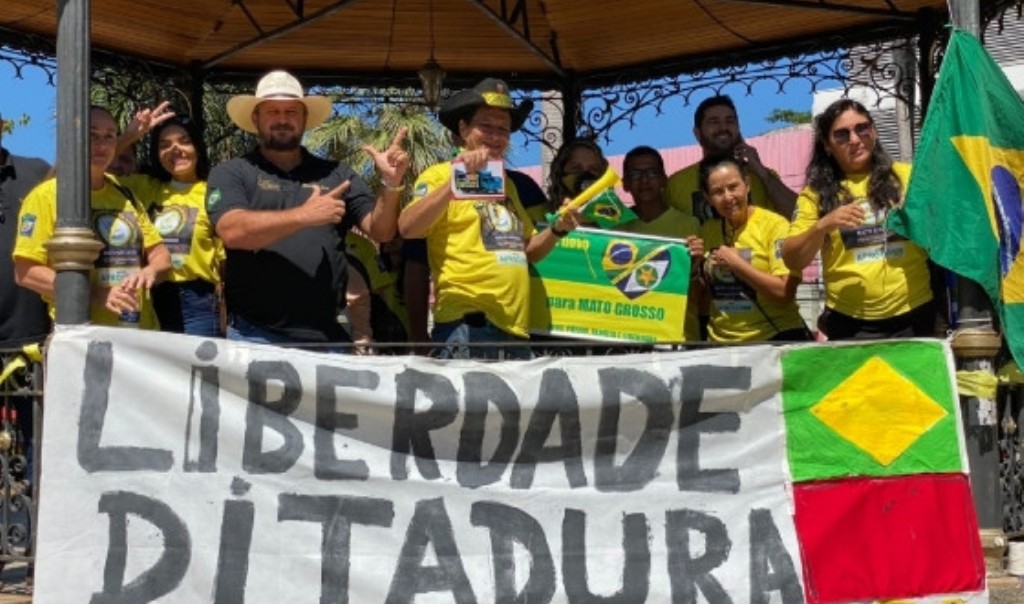 Grupo faz protesto contra passaporte da vacina em Cuiabá