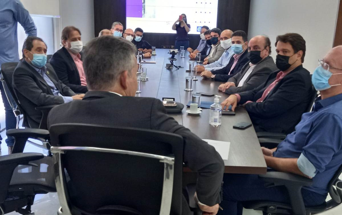 MT votará a favor de continuidade do congelamento do ICMS dos combustíveis, garante governador em reunião com FCDL/MT e demais entidades