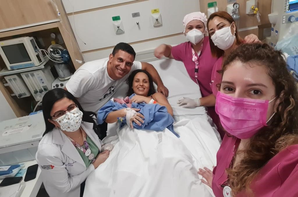 Cuiabá | Primeiro bebê nascido em 2022 no Santa Rosa é presente de aniversário ao pai