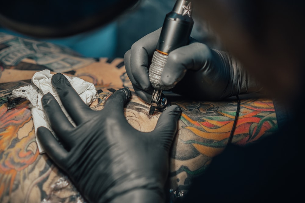 União Europeia proíbe tatuagens coloridas alegando risco de câncer
