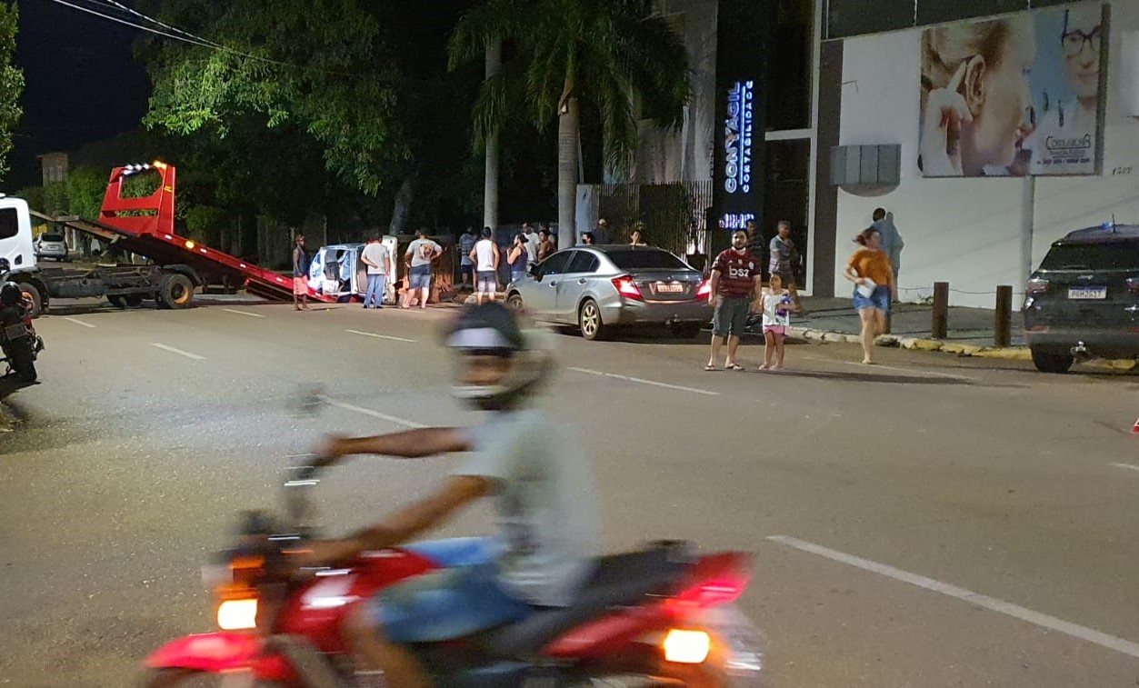 Mulher fica presa às ferragens após colisão violenta entre três veículos no centro de Rondonópolis