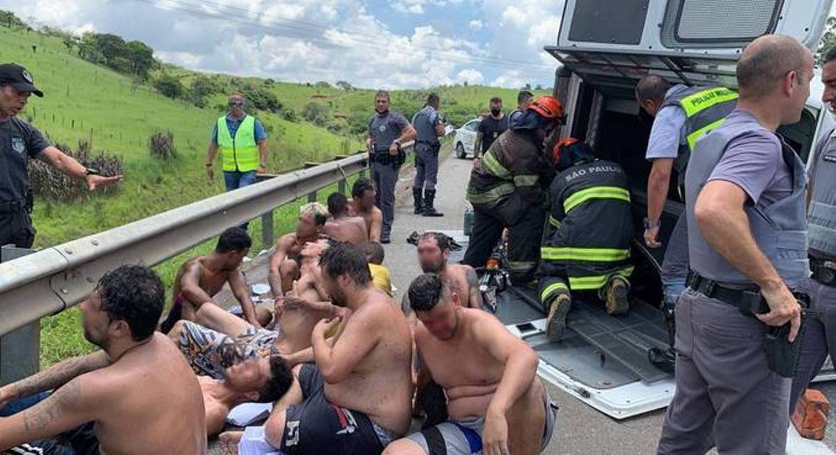 Viatura tomba com presos na rodovia Ayrton Senna, na Grande SP