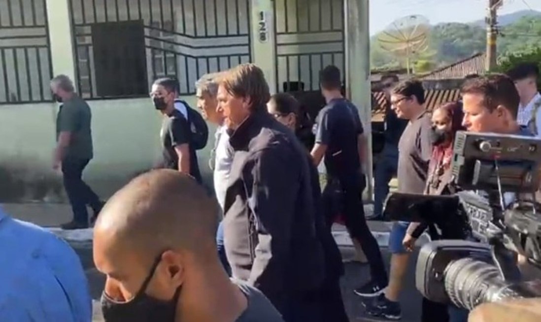 Corpo da mãe de Bolsonaro é sepultado em Eldorado (SP)