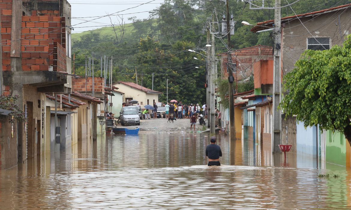 Governo estuda MP de R$ 1 bilhão para atingidos por chuvas 