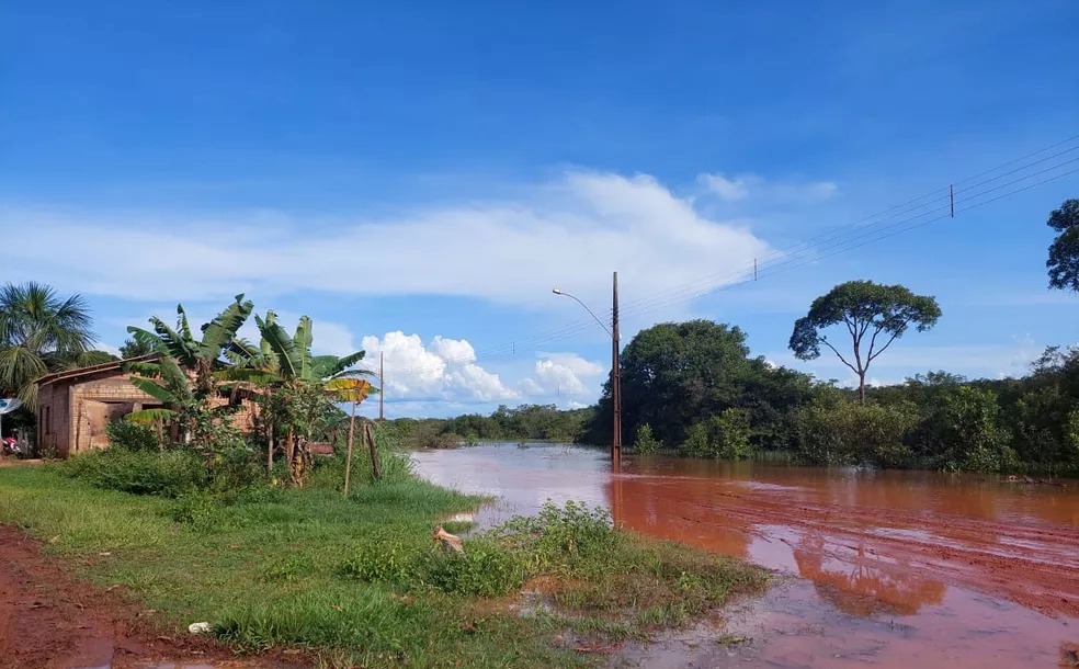 Rio Araguaia transborda após cheia e município entra em alerta