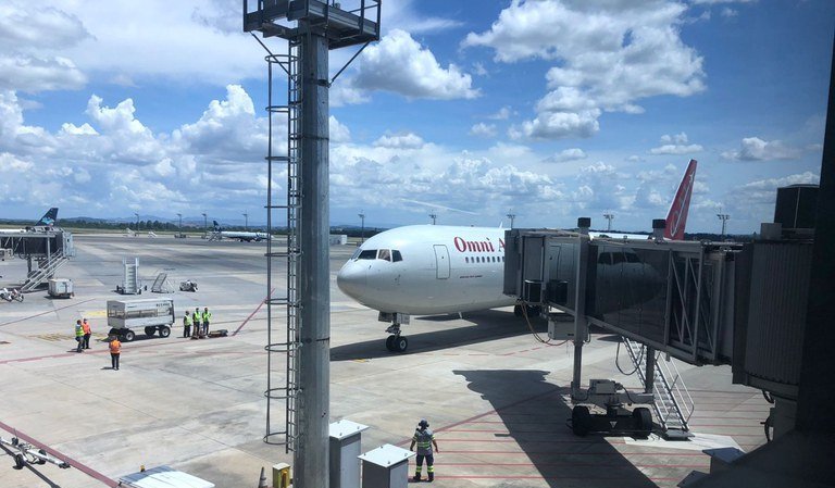 Voo com 211 brasileiros deportados dos EUA chega ao Brasil; 90 são menores de idade